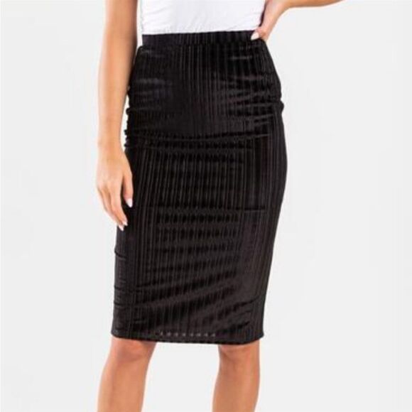 FRANCESCA’S Black Rozz Velvet Midi Skirt - Picture 5 of 8